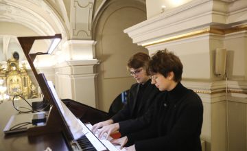 Muzycy podczas gry na organach